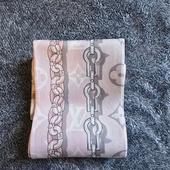 Louis Vuitton (LV) Bandeau - Picture 8 of 10